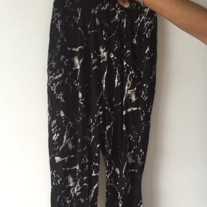  - Fina mönstrade sköna byxor från Wekday