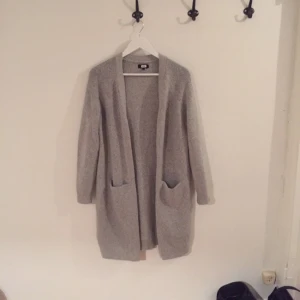  - Säljer jättefin tröja/ cardigan från bik bok i nyskick, använd fåtal gånger. 