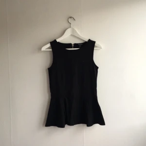 - Svart snygg topp med volanger nertill