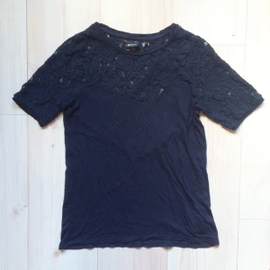  - mörkblå tröja med blommig spets som går längre ner på ryggen  tar gärna swish! finns att hämta i askersund,hallsberg eller örebro annars pris+frakt!  säljer pga av att jag har för mycket kläder och den kommer helt enkelt inte till användning längre