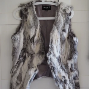  - Pälsväst som är i nyskick, aldrig använd. Från hollies. Säljer pga fel storlek. Passar en medium/large