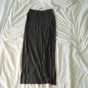  - långkjol från bikbok, med hög slits (hoppas att den går att se på andra bilden), använd en gång. perfekt thight i modellen and really bring out em curves! (plicks kvalitet på bilder..)