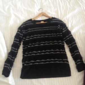  - Supermjuk tröja. Svart med lite "glitterrand" aldrig använd. Beställd från London 