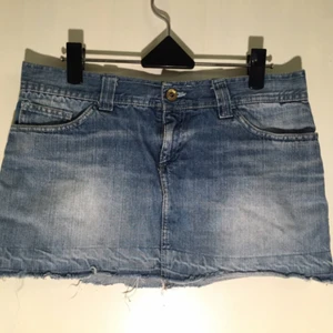  - Snygg kort kjol! Saknar storleksangivelse men skulle tippa på XS 