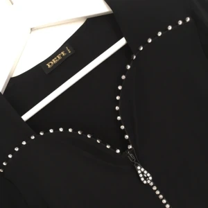  - Stretchig klänning med strassdetaljer, aldrig använd! 
Finns i Uppsala (och eventuellt Stockholm), kan mötas upp, men om via posten betalar köparen frakt 
