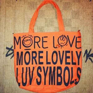  - Stor orange axelväska med STOR utrymme‼️ aldrig använt hel ny!
Frakt 50kr.
Swish eller mötas upp i Strängnäs.