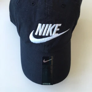  - Snygg keps från Nike! Helt ny aldrig använd :) svart med vit text!✨🙌🏼💕💕