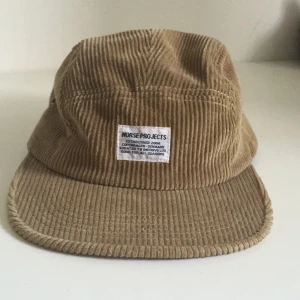  - Keps från Norse Projects i mjukt manchester tyg. Inte använd av mig, köpt på Plick! Frakt ingår i priset. Jättefin och bra kvalité. 