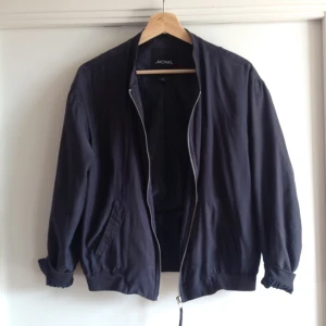  - Tunn bomberjacka från Monki
De står XS men de känns som en S/M 