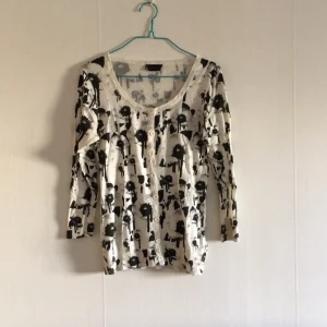  - Snygg tröja från topshop. Använd men i fint skick! 