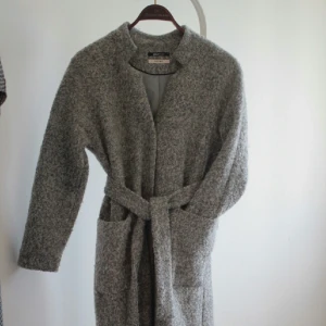  - slutsåld, fantastiskt fin vinterkappa i 50 ‰ ull. varm, skön med snyggt fall (se bild nummer 2). köptes förra vintern för 1200 kronor och har använt den 2 gånger. känns lyxig och rejäl! 