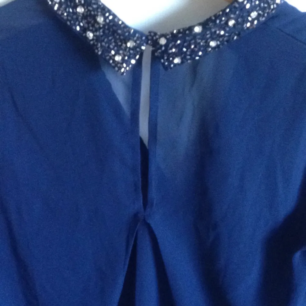 Tunn & fin blus från Vero Moda i mörkblå med glitter detaljer på krage mm. 🌸
Tar gärna swisch & eventuell frakt tillkommer✨. Blusar.
