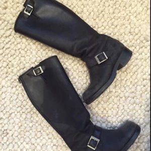  - Nypris: 1800kr Använda men fortfarande i bra skick. Svarta äkta stövlar.   Jag har swish, köparen står för frakten. Man brukar gå ner en storlek i dessa då de är stora i storleken ☺️ jag har egentligen 39