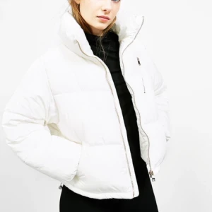  - Helt ny o oanvänd dunjacka så säljer den för samma pris jag köpt den för. Säljer en lika svart också. Kan posta eller mötas upp i Sthlm