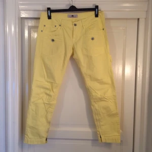  - Ljusgula somriga och fina låga byxor från Fornarina i storlek 28 😊☀️ dragkedja längst ner på benen. Dock saknas en knapp på ena bakfickan. Skickas, köparen står för frakten 💌