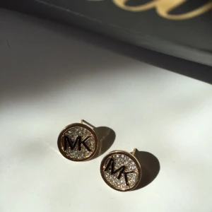  - Michael Kors örhängen