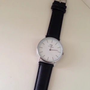  - Herrklocka DW. Oanvänd.