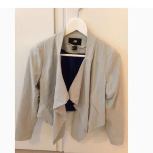  - Tunn grå sommarkavaj i storlek 36. 