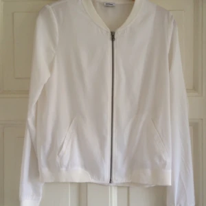  - Tunn, halvgenomskinlig bomberjacka. Aldrig använd