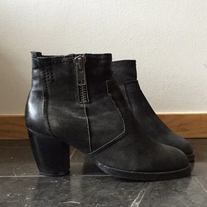  - Snygga stövletter med klack från D for Dasia, köpta på Vagabond. Inköpspriset var 1000 kr. En ganska stor storlek 38. 