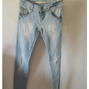  - Jeans med hål. Sköna och stretchiga. Fint skick! 