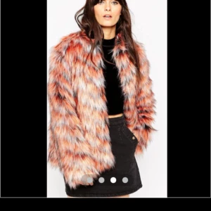  - (Fusk)päls från Asos, använd endast ett par gånger. Superfint skick, värmande på hösten/vintern. Lite oversized i modellen, längre ärmar. Går att knäppa framtill. Ordinarie pris 1200 kr.