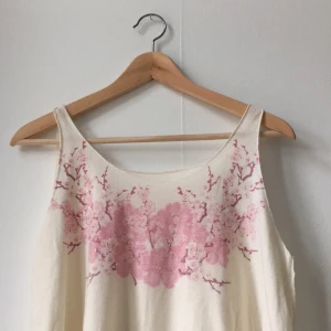  - Top köpt på Gotland. Strl S. Mjukt och mysigt material