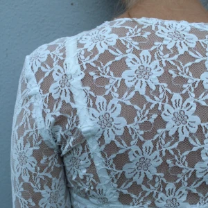  - Handsydd långärmad tröja i elastisk spets, aldrig använd. Frakt ca 25 kr.