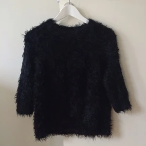  - Fluffig tröja från River Island i storlek 10, passar mig som är s/xs. I mycket fint skick :)