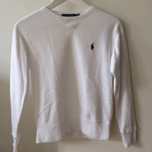  - College tröja från Ralph Lauren köpt i USA. Är storlek S men passar bättre en XS... Lite fleece-aktig inuti, superskön!
