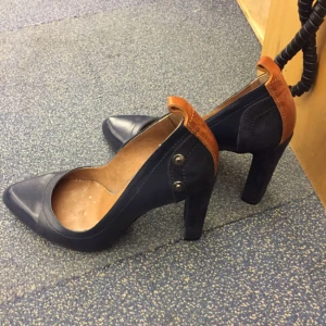  - Blå mocka pumps, knappt använda. Från G-star, 9 cm klack.