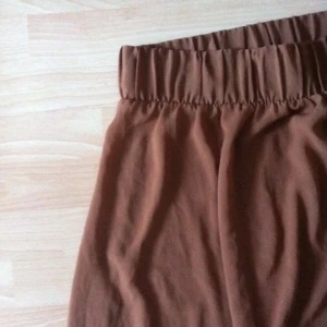  - 🌰Superfin "Lola Skirt", i vacker brun nyans🌰

• Storlek: Medium, stretchig 
• Märke: Monki 
• Material: 100% polyester
• Skick: Knappt använd, superfin
• Övrigt: Inga skavanker funna
• Frakt: 14kr