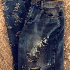 Nya jeans från CheapMonday, lappen är tyvärr inte kvar... tog bort när jag provade de. Tuffa slitningar i. Nypriset ligger på 3-400kr. Säljer de för 130kr.
Skickas mot porto, hämtas i Kristianstad eller Karlshamn :)