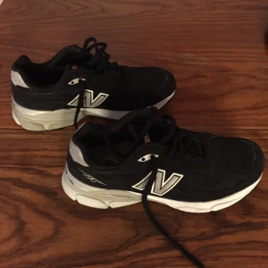  - New balance skor med reflex på sidorna. Så SJUKT sköna och bra för både fötter och knän. Att dom är riktigt snygga är bara ett plus! Dom är knappt använda. Vid snabb affär kan jag sänka mig! 