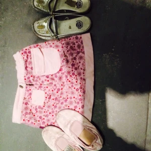  - Ballerinaskor: Storlek 26/27 Pris 20 kr
Kjol från H&M: Storlek 104 Pris 20 kr
Skor från marmelata: Storlek 31 Pris 20 kr

Köp allt för 50 kr, eller 20 kr/st

PS. De silvriga skorna är lite slitna, men bara på insidan av skon.