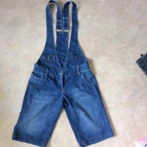  - Häftiga hängselshorts i skön modell. Storlek 36. Från VeroModa. 