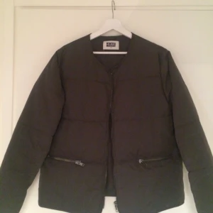  - Mörkgrå dunjacka från weekday. Inköpt för ca en månad sen och använd endast ett fåtal gånger pga fel storlek. Finns fortfarande i butik om storlek vill testas.
Finns att hämta vid södra station eller skickas mot att köparen betalar frakt.
Föredrar betalning med swich.