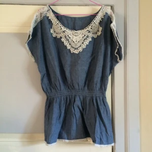  - 🌐Superfin topp i annorlunda modell, med virkade detaljer🌐

• Storlek: S/M
• Märke: Sodawear
• Material: Okänt, lapp saknas 
• Skick: Använd men i fint skick!
• Övrigt: Inga skavanker 
• Frakt: 13-26kr