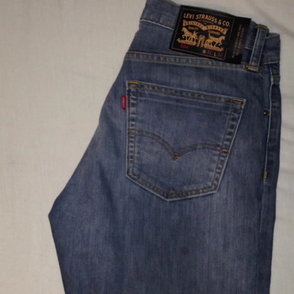 Levis skateboarding 504 Straight 5-pocket jeans.

Helt nya! köpta på Hollywood för 799kr
Använda 1 gång, säljer pga pengar behov💸. Jeans & Byxor.