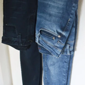  - Mörkblåa jeans från Streetone i storlek 28. Använda en gång. Väldigt stretchiga och bra skick. Frakt betalas av köpare.