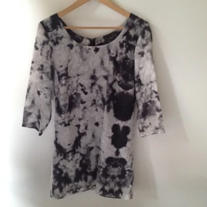  - (Price is discussable)
Samsøe grace dress, white/black/grey
28% silk 72% cotton