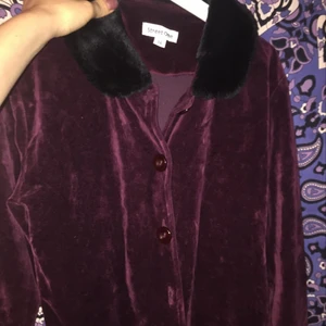  - Fin sammetskofta, vinröd med krage 