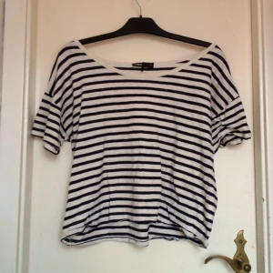  - Fin randig tröja från Cubus. Lite kortare. Storlek L men jag själv (S-M) har använt den med en snygg oversize fit. Randig, vit och marinblå, med små detaljknappar längs axeln.

Pris diskuterbart, kan mötas runt Malmö eller skicka på posten. 