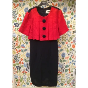  - Retro-klänning, röd och mörkblå med stora knappar och veckad överdel. Dröm för 50/60-tals intresserade. Märkt size 6, ca storlek 38 alltså