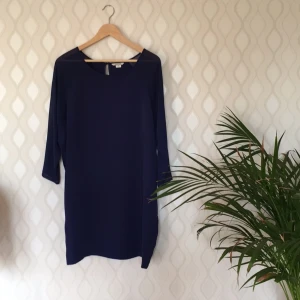  - Mörk klarblå klänning från monki, transparanta ärmar