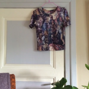  - 🎭Topp i krossadsammet, renässanskonst tryck all over! Så häftig🎭

• Storlek: XS-S 
• Märke: Sydd av mig 
• Material: Polyester
• Skick: Använd men i gott skick!
• Övrigt: Inga skavanker 
• Frakt: 26kr 