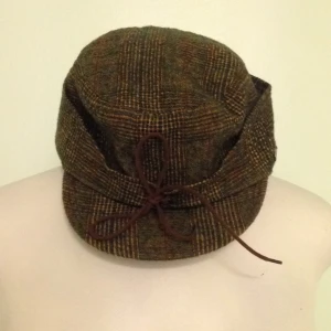  - Klassisk gubbkeps från Wigéns med öronlappar. Perfekt skick. Kan postas.