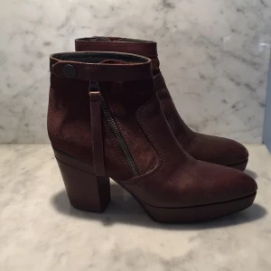  - Acne Tracks, sparsamt använda. Strl 39. Finns för upphämtning i Hornstull