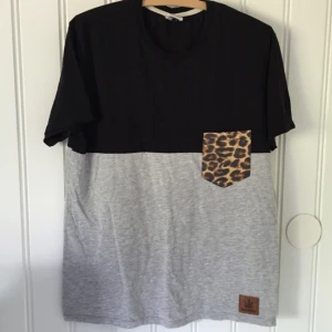  - Oanvänd tshirt från skatebutik i barcelona ( kaotiko) sjukt snygg men har ej använt! Öppen ficka