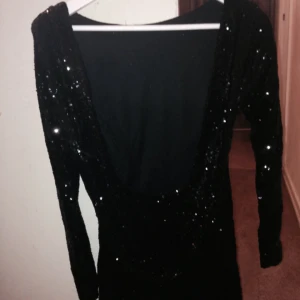  - Säljer min vackra paljett klänning från DMretro! Använt en gång endast! För fler bilder skriv i chatten! 